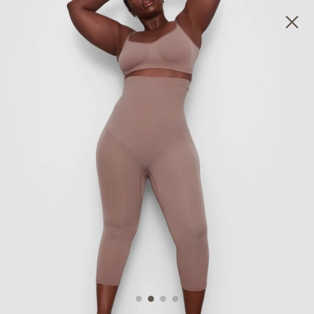 SKIMS sculpting leggings below the knee in Umber. Size S/M. BNIB.